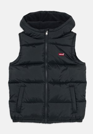 Zwarte puffer mouwloze vest met capuchon, voorrits, zijzakken en rood Levi's logo op de borst.