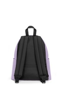 Mochila morada y negra con correas de hombro acolchadas, un asa en la parte superior y un bolsillo con cremallera en el lateral. Textura suave, forma rectangular.