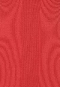 Czerwony prążkowany materiał o gładkiej teksturze, z wyraźnymi, równymi liniami pionowymi na całej powierzchni, bez wzorów ani dodatkowych detali.