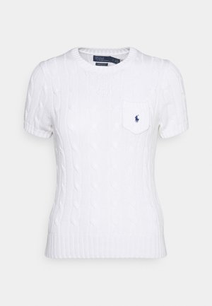 Fehér, rövid ujjú kötött pulóver, kötött mintával, kerek nyakkal, bordás aljjal és egy kis mellszámmal, amelyen kék logó található.