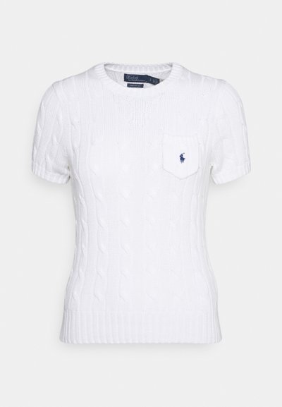 Balts īsām piedurknēm adīts džemperis ar reģipša rakstu, apaļu kakla izgriezumu, ribotu maliņu un mazu krūšu kabatu ar zilu logo.