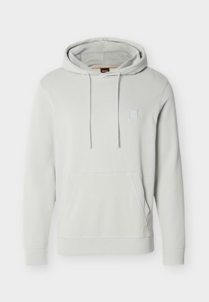 Világosszürke kapucnis pulóver elülső zsebbel, állítható húzózsinórral és egy kis négyzet alakú logóval a mellkason. Puha anyagból és normál szabású.