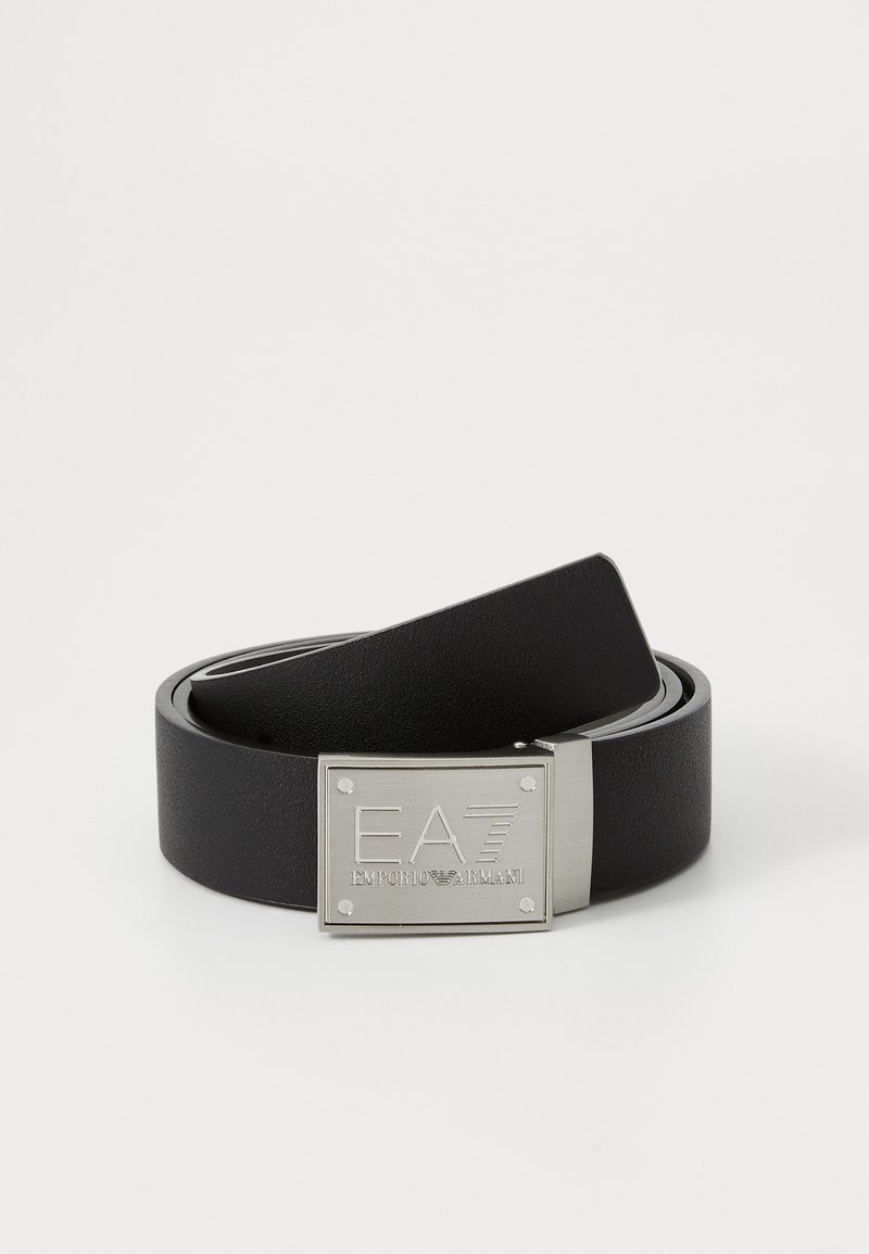 Svart lærbelte med en rektangulær, sølvfarget metallspenne med gravert merke. Glatt tekstur og justerbart design.