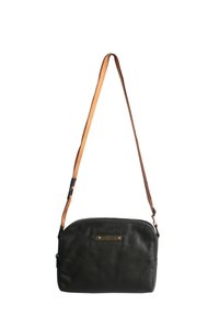 Borsa a tracolla in pelle nera con forma arrotondata, tracolla regolabile marrone e dettagli in hardware bronzo sul davanti.