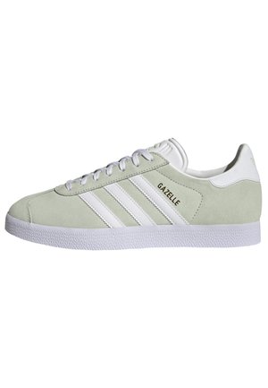 Hellgrüner Wildleder Adidas Gazelle Sneaker mit weißen Streifen, weißer Sohle, weißen Schnürsenkeln und weißem Fersenlasche, seitlich dargestellt.