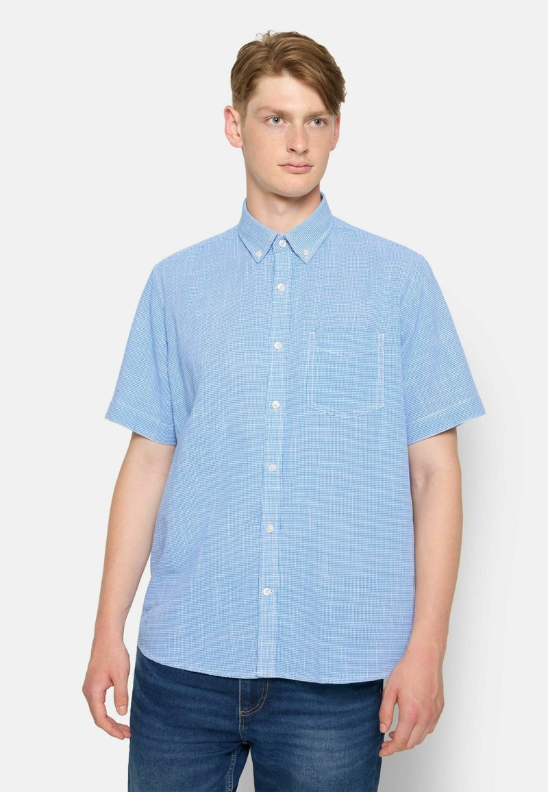 Camisa de manga corta, con botones, en azul claro con un patrón de cuadros. Presenta un bolsillo, cuello con solapa y un corte relajado. Tejido de mezcla de algodón.