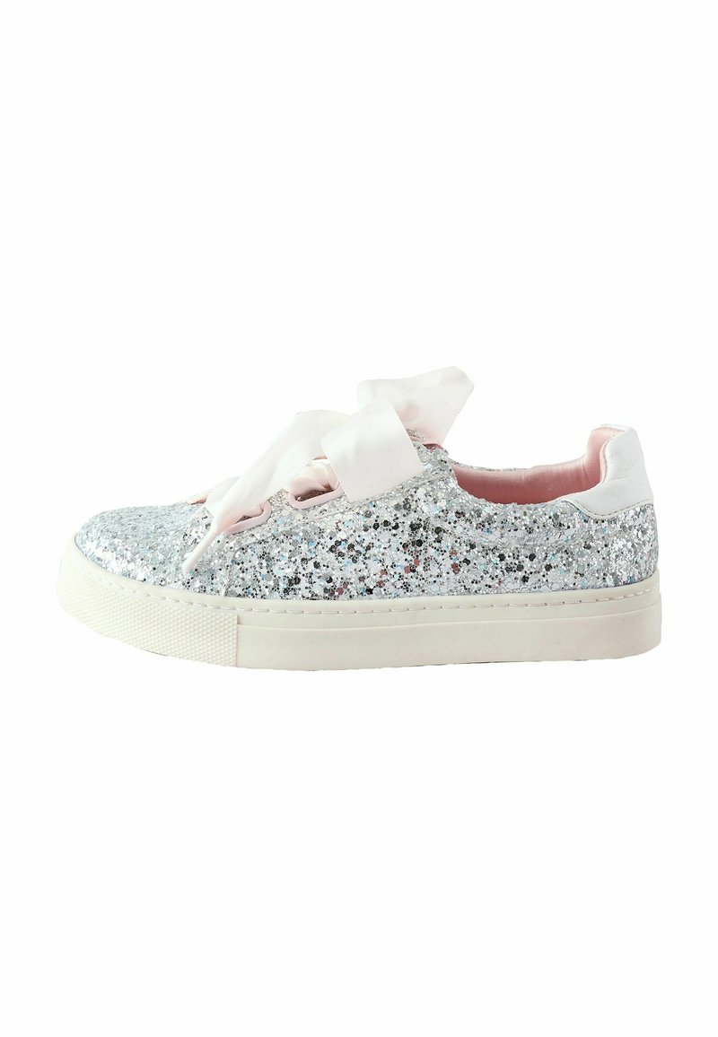 Sneaker en paillettes argentées avec un embout arrondi, semelle en caoutchouc blanche et lacets en satin rose clair. Texture lisse avec une finition brillante.