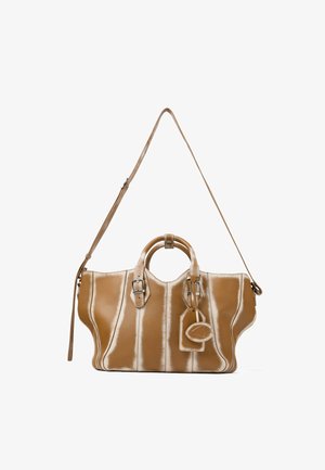 Bolso de cuero color canela con asas superiores, correa ajustable para el hombro, correas con hebilla y etiqueta de equipaje adjunta sobre fondo blanco.