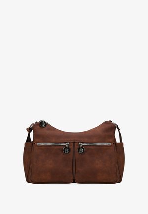 Bolso de hombro de cuero marrón con dos bolsillos frontales con cremallera, parte superior curva y correa ajustable. Presenta detalles texturizados y herrajes plateados.