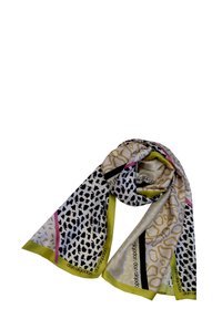 Pañuelo de seda con una mezcla de patrones animales y abstractos en negro, dorado y rosa, con un borde en verde lima y detalle de logo impreso.