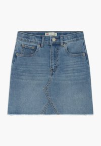Modrá džínová sukně v midi délce s předními kapsami, zapínáním na knoflíky, poutky na opasek a asymetrickým detailem předního švu s raw lemem.