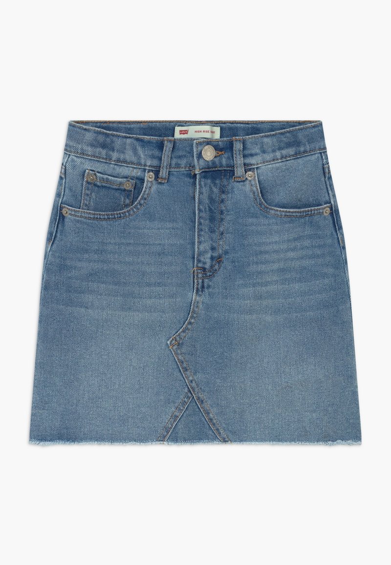 Falda de mezclilla azul de talle alto con bolsillos frontales, cierre de botón, presillas para cinturón y detalle de costura frontal asimétrica con dobladillo sin terminar.