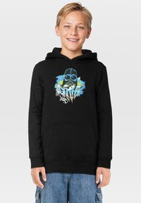 Sudadera negra de algodón con un bolsillo tipo canguro en la parte frontal, que presenta un diseño gráfico colorido de un personaje enmascarado y texto estilo graffiti.