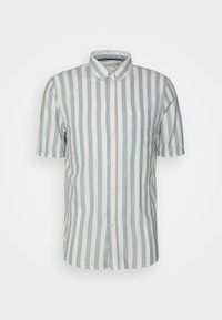 Camicetta a maniche corte con bottoni, a righe verticali blu e bianche, una tasca sul lato sinistro e un design del colletto classico.