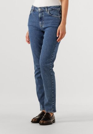 SLIM FIT BEA-KORI - Mom Jeans - medium blue denim