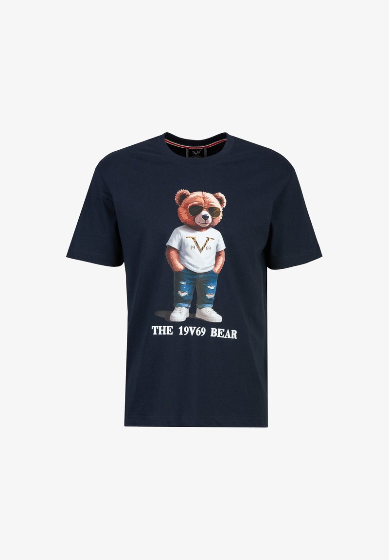 Navyblauwe katoenen t-shirt met een grafisch ontwerp van een beer met zonnebril, een witte t-shirt en versleten jeans, met de tekst "THE 19V69 BEAR".