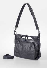Schwarze Leder-Umhängetasche mit plissiertem Design, metallischen Beschlägen und abnehmbarem Träger. Verfügt über einen Ausschnittgriff und eine glatte Textur.