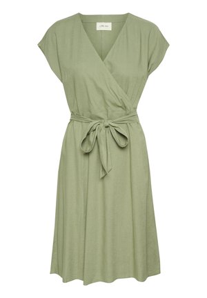 Šviesiai žalia wrap suknelė. Trumpi rankovės, V formos iškirptė ir raišteliu surišta juosmuo. Lygi tekstūra su laisvai krentančia sijonu.