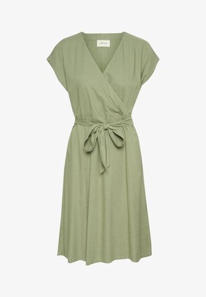 Omslagskjole i lysegrøn stof. Korte ærmer, V-udskæring og en bundet talje bælte. Glat tekstur med en svungen skørt silhuet.