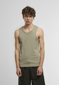 Hellgrünes, ärmelloses Tanktop aus weichem Stoff, mit rundem Halsausschnitt und tailliertem Schnitt. Keine Muster oder Verzierungen sichtbar.