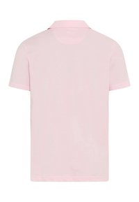 Polo rose clair à manches courtes vu de dos avec un col plat sur fond blanc.