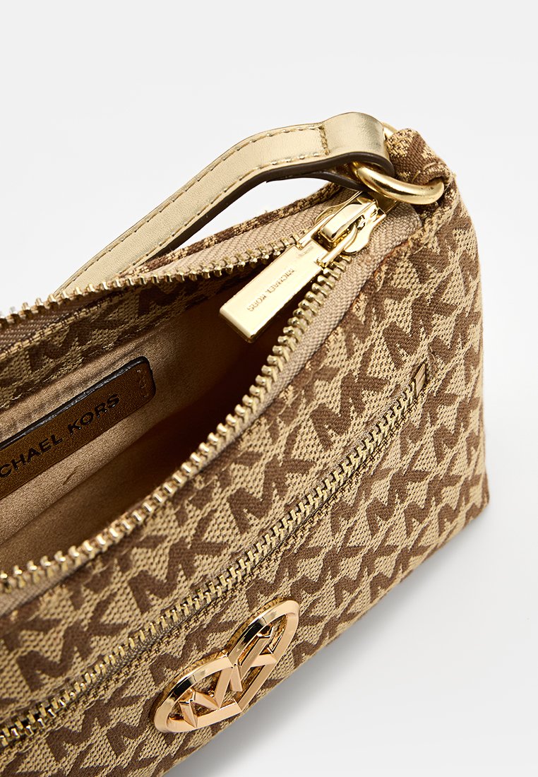Bolso de lona marrón con monograma de Michael Kors, con un zipper dorado, acentos de hardware dorados y un forro interior en un tono más claro.