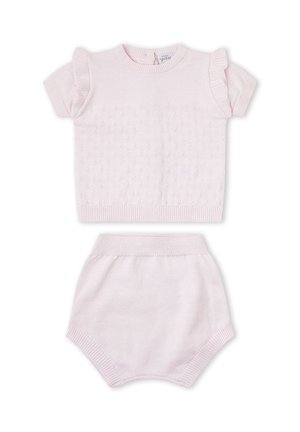 Conjunto de bebé de punto rosa suave con mangas cortas, parte superior texturizada con detalles de volantes y pantalones cortos a juego con bordes acanalados.
