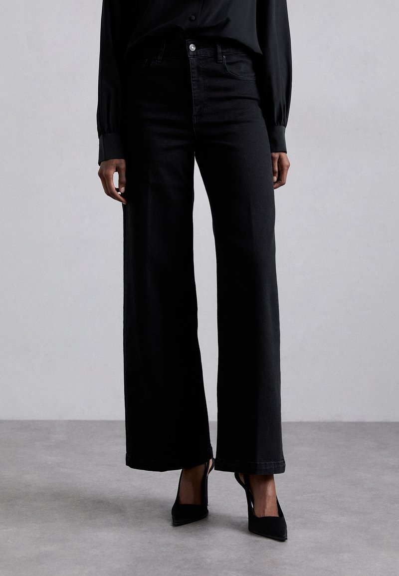 FRAME - PALAZZO WIDE HEM - Leveälahkeiset - black, Suurenna