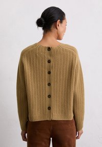 Gebreide cardigan in olijfgroen met ribbeltextuur, voorzien van een ronde hals, verticale strepen en zeven donkere knopen langs de middenrug.