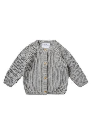 Lysegrå strikket babycardigan med lange ærmer og fire træknapper foran, ribstrikket halsudskæring og manchetter.