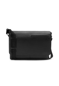 Schwarze Umhängetasche mit strukturiertem Finish, vorderer Reißverschluss-Tasche, verstellbarem Gurt und Logo-Detail an der Seite. Rechteckige Form und glatter Boden.