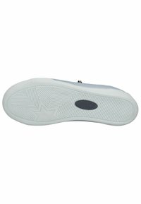 Podešev světlé tenisky s vzory rybí kosti a hvězd, označením velikosti a značkovou oválnou nálepkou uprostřed.