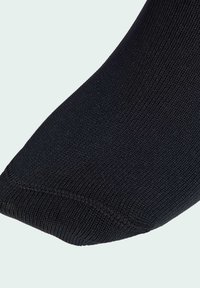 Černá ponožka s žebrovanou strukturou, kulatou špičkou a zesíleným švem na špičce. Materiál vypadá elasticky a odolně.