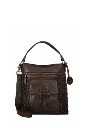 Borsa a tracolla in pelle marrone con texture intrecciata, doppi manici, tasca frontale con zip e chiusura a pattina. Presenta dettagli metallici e un charm decorativo.