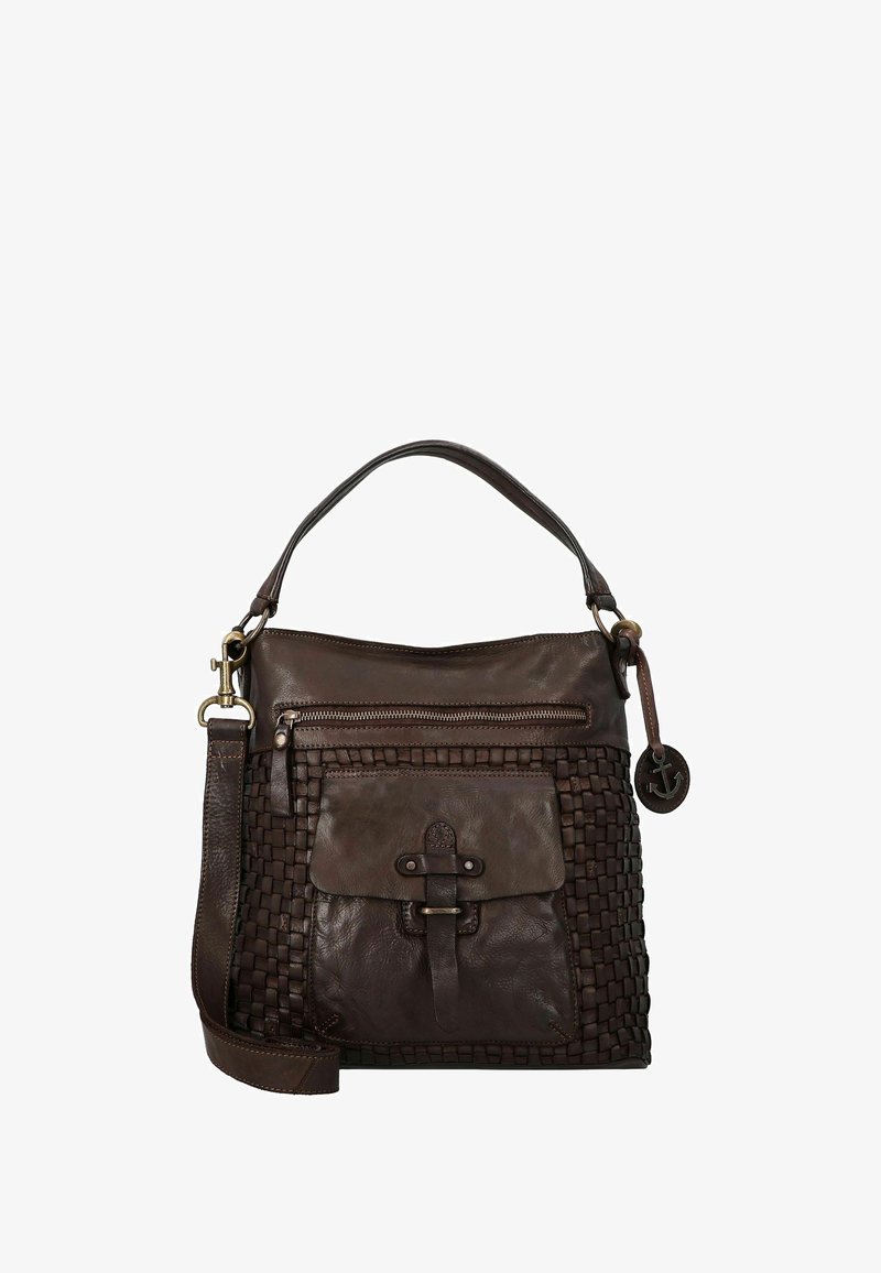Bruine leren handtas met geweven textuur, dubbele hengsels, voorzak met rits en klepafsluiting. Heeft metalen accenten en een decoratieve hanger.