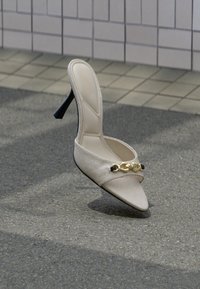 Sélectionné, beige