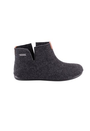 Pantofole alla caviglia in feltro grigio scuro con suola nera bassa, ritaglio laterale e piccolo dettaglio in pelle marrone vicino all'apertura e al tallone.