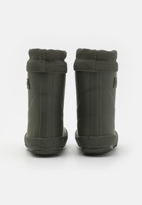 Bottes de pluie en caoutchouc vert avec un revers texturé et pliable en haut, et une semelle durable pour une meilleure traction. Fini lisse et brillant.