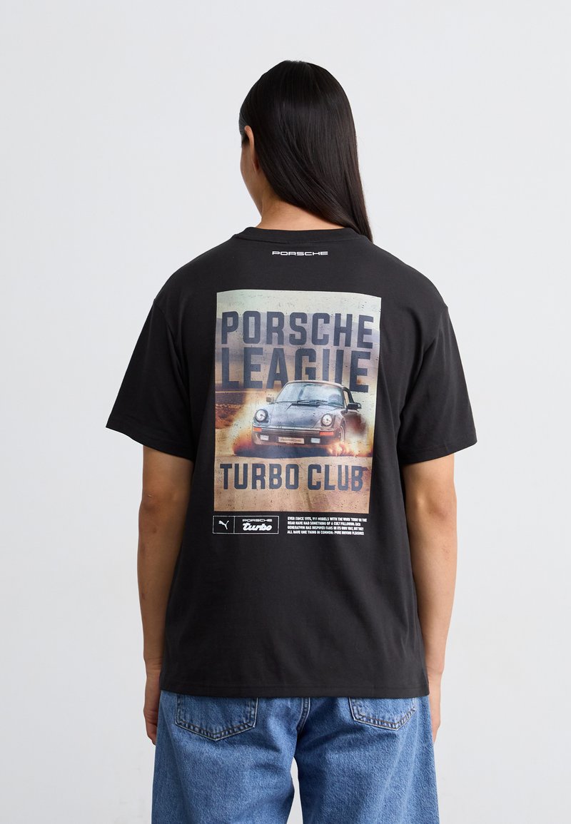 Sort bomulds t-shirt med et vintage Porsche grafik på ryggen, med fed tekst og en tekstureret overflade. Løs pasform, korte ærmer.