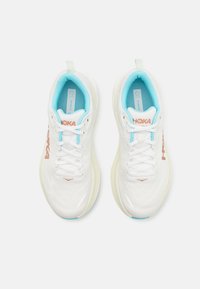 HOKA BONDI 8 - Tekaški copati za cesto - frost/rose gold