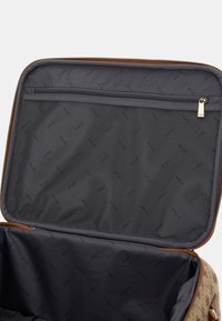 L'interno della borsa a motivo marrone e beige presenta una fodera grigio scuro, con una tasca a rete zip e un scomparto aperto per lo stoccaggio.
