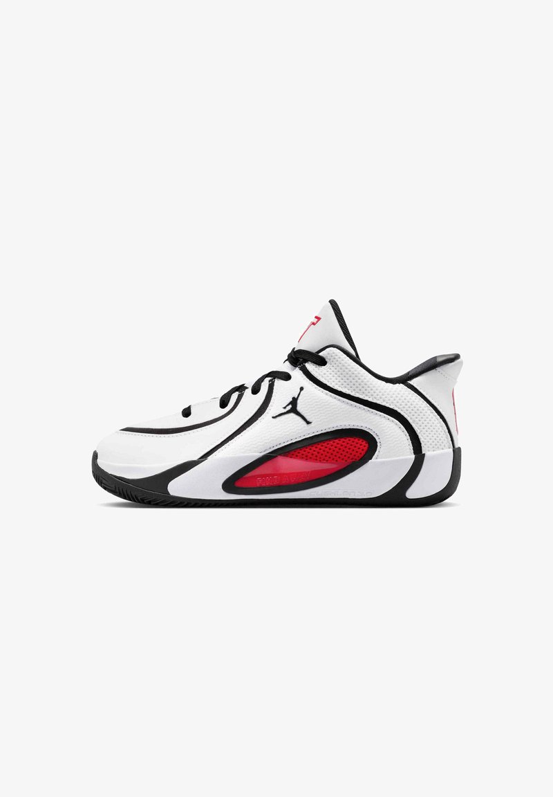 Witte en zwarte sportieve sneaker met rood gaasdetail, zwarte veters en Jumpman-logo aan de zijkant, weergegeven in zijaanzicht op een witte achtergrond.