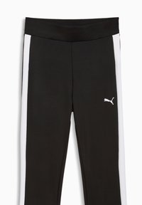 Μαύρο αθλητικό παντελόνι με λευκές πλαϊνές ρίγες και λευκό λογότυπο Puma στην πάνω αριστερή μηρό, επίπεδη ζώνη μέσης, χωρίς ορατές τσέπες.