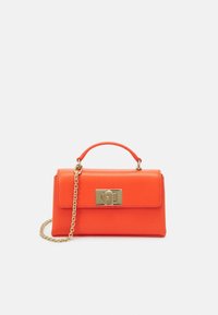 Oranžová kožená taška s texturou, vybavená zlatým zapínáním a odnímatelným řetízkem. Obdélníkový tvar s horní rukojetí.