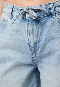 Pieces PCSELMA WIDE  - Kratke hlače od trapera - light blue denim