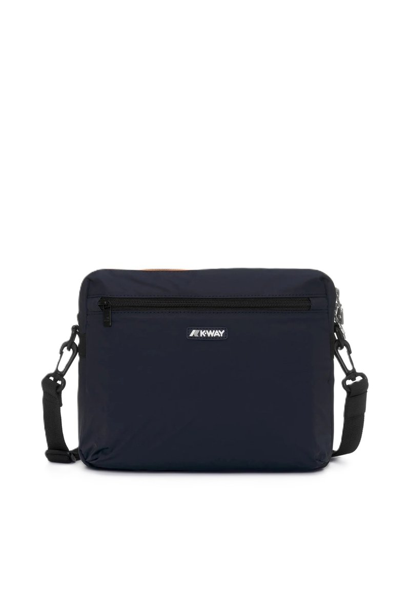 Sac bandoulière bleu marine fabriqué en tissu imperméable ; possède une poche avant zippée, une bandoulière ajustable et un patch logo à l'avant.