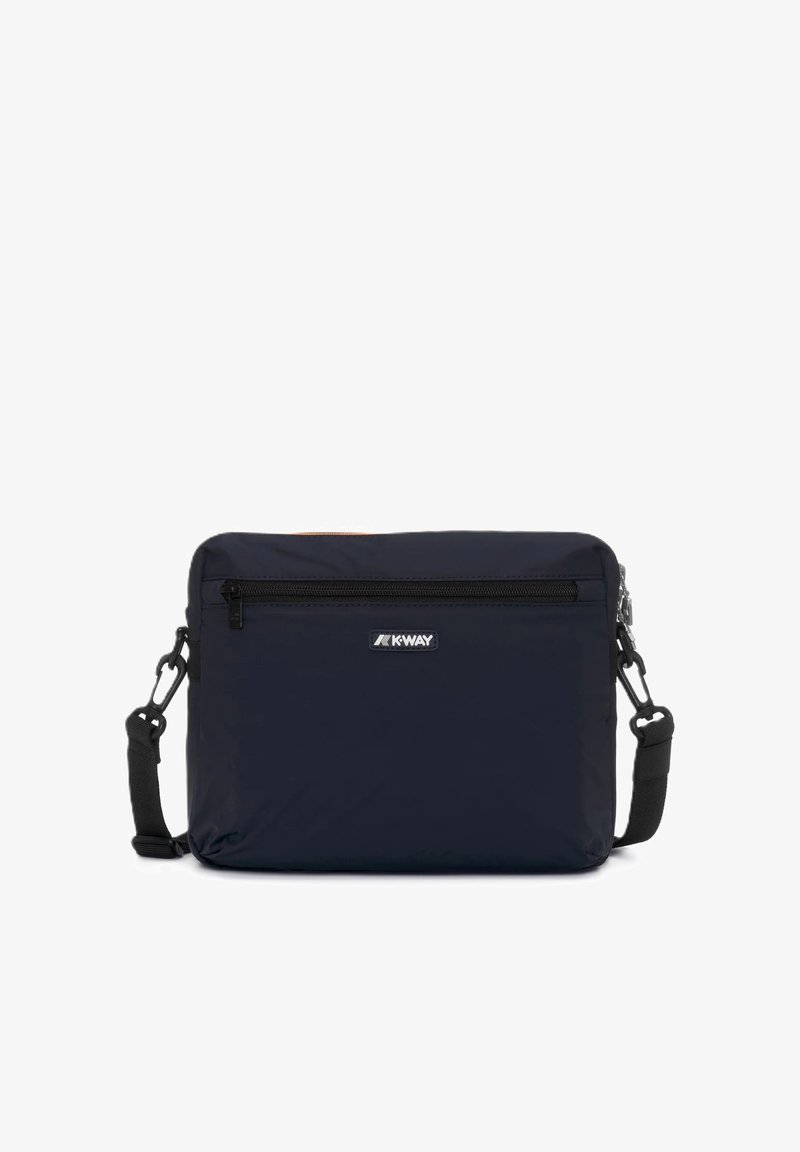 Sac bandoulière bleu marine fabriqué en tissu imperméable ; possède une poche avant zippée, une bandoulière ajustable et un patch logo à l'avant.