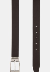 Ceinture en cuir marron avec une finition texturée, dotée d'une boucle en métal argenté et de cinq trous d'ajustement le long de la sangle.