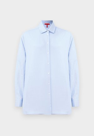 Camicia azzurra chiara con maniche lunghe, colletto e bottoni bianchi. Realizzata in tessuto morbido, presenta una vestibilità ampia e senza motivi.