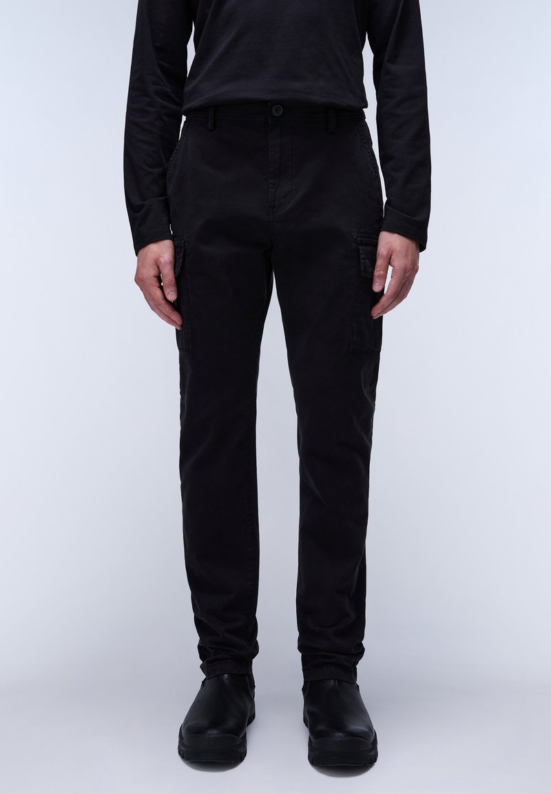 Czarne spodnie cargo z bocznymi kieszeniami, wykonane z gładkiego materiału. Model z dopasowanym stanem i zwężanymi nogawkami, zestawione z czarnym obuwiem.